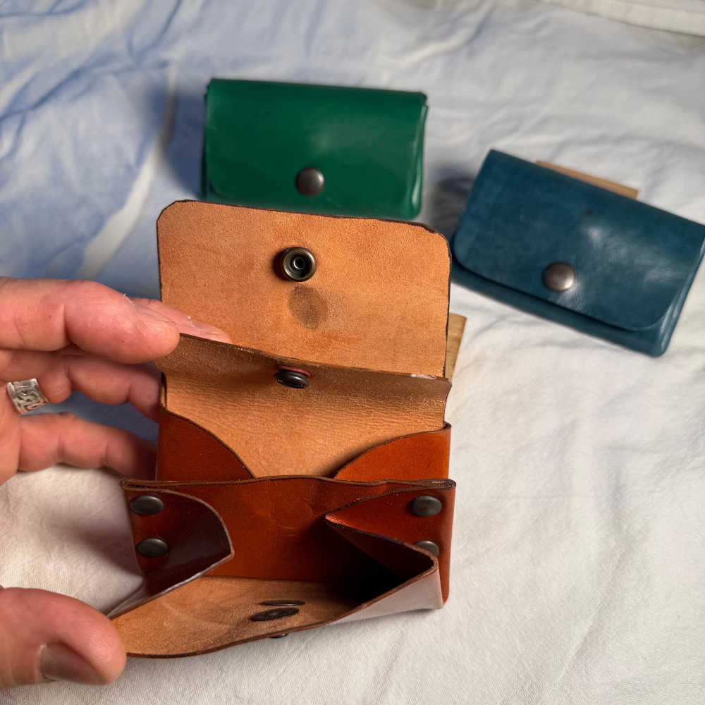 Monedero piel de caballo detalle 1 Monedero piel de caballo detalle 1